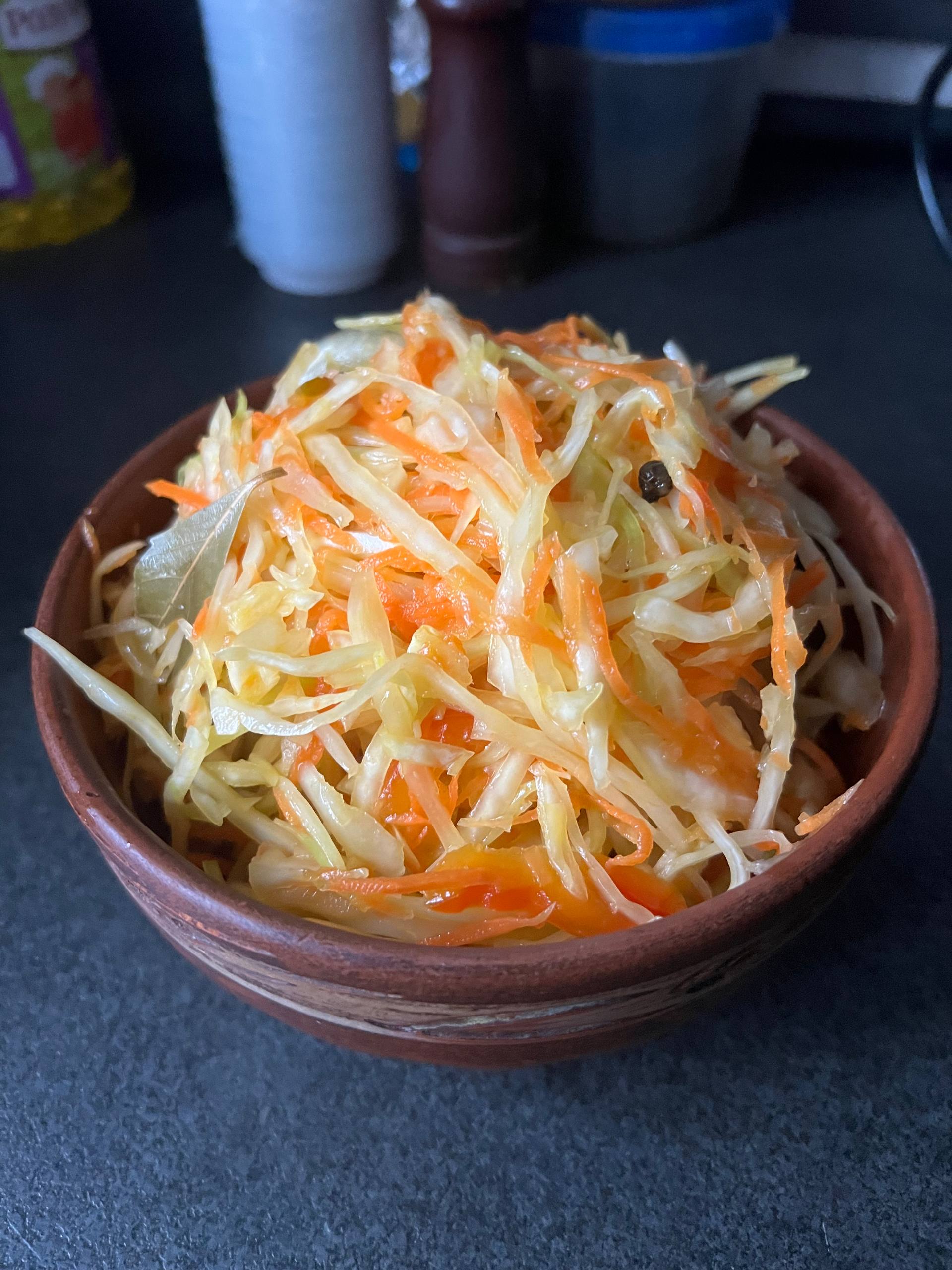 Семейный рецепт маринованной капусты с перцем: готовится быстро (фото)